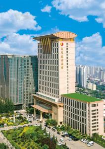una vista de un edificio con muchos coches en Yungang Jianguo Hotel, en Datong