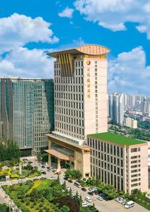 大同云冈建国宾馆的享有拥有许多汽车的建筑的景色