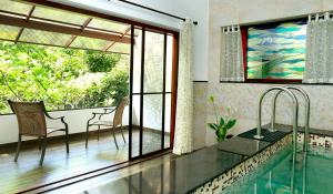 Πισίνα στο ή κοντά στο Vythiri Resort