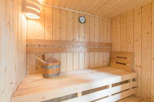 a wooden sauna with a bucket in it at Muschelsucher 1 in Nordstrand