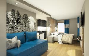 uma sala de estar com um sofá azul e uma cama em Al Sole Mountain Chic em Folgaria