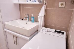 A bathroom at Kincses Sziget Apartman