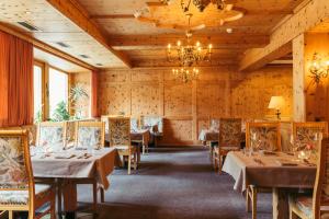 Ein Sitzbereich in der Unterkunft Hotel Kirchenwirt