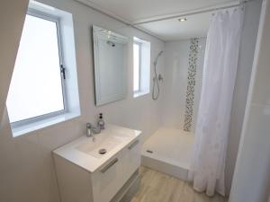Un baño de Villa Karibu