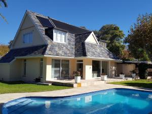 una casa con piscina delante en Villa Karibu, en Tokai