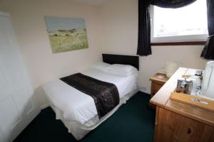 Säng eller sängar i ett rum på The Marine Hotel Invergordon
