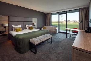 Postel nebo postele na pokoji v ubytování Van der Valk Hotel Leeuwarden