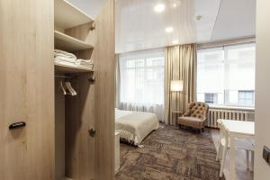 維爾紐斯的住宿－Old Town Trio Apartments，卧室配有床、椅子和窗户。