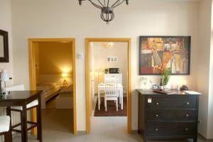 a room with a bedroom and a dining room at Sehr schöne Ferienwohnung im historischen Borken-Gemen in Borken