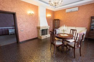 comedor con mesa y chimenea en Hotel in Ecopark Razdolye, en Omsk