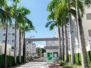 um grupo de palmeiras em frente a um edifício em Residencial em Belo Horizonte