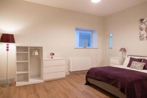 a white bedroom with a bed and a window at Hereford City Centre - Apartment 2, Isabella House - Modern Apartment In The Heart of The City - Sleeps 2 Guests - Hosted by RENTMYHOUSE in Hereford +6 photos