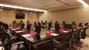 una gran sala de conferencias con una mesa larga y sillas en Crowne Plaza Xuzhou Dalong Lake, an IHG Hotel, en Xuzhou