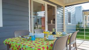 A balcony or terrace at IdeaLazise Camping and Village Még 11 kép