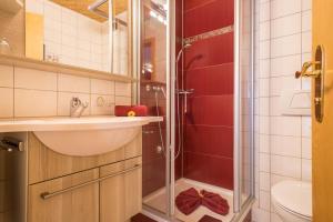 Bilik mandi di Ferienwohnung Risthof 3 +19 gambar