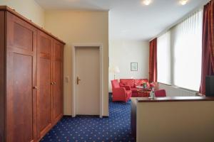 Ein Sitzbereich in der Unterkunft Strandhotel Ostfriesenhof