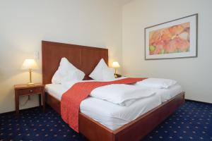 Ein Bett oder Betten in einem Zimmer der Unterkunft Strandhotel Ostfriesenhof
