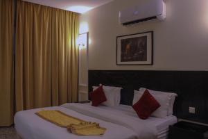 Postel nebo postele na pokoji v ubytování Rollins Hotel
