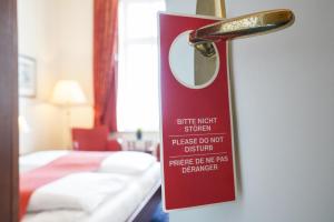 Ein Bett oder Betten in einem Zimmer der Unterkunft Strandhotel Ostfriesenhof