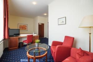Ein Sitzbereich in der Unterkunft Strandhotel Ostfriesenhof
