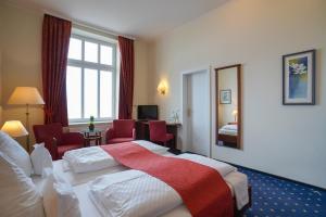 Ein Bett oder Betten in einem Zimmer der Unterkunft Strandhotel Ostfriesenhof