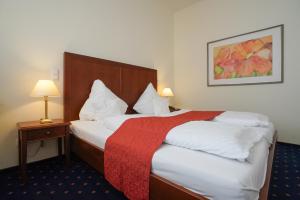 Ein Bett oder Betten in einem Zimmer der Unterkunft Strandhotel Ostfriesenhof
