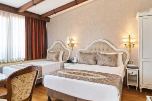A bed or beds in a room at Best Western Empire Palace Hotel & Spa Még 37 kép