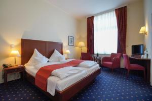 Ein Bett oder Betten in einem Zimmer der Unterkunft Strandhotel Ostfriesenhof