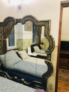ブダペストにあるModern Classic on Kiralyの鏡の前にベッドが備わるベッドルーム1室