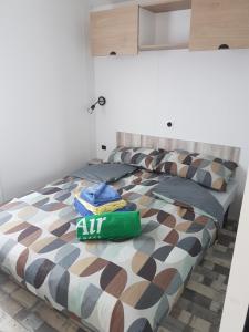 Кровать или кровати в номере Mobile Homes by KelAir at Camping Domaine des Ormes