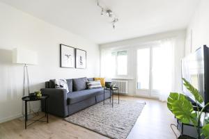 ein Wohnzimmer mit einem Sofa und einem Teppich in der Unterkunft AirHosted - Lucerne City Centre in Luzern