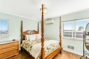 Ein Bett oder Betten in einem Zimmer der Unterkunft Westport Marina View