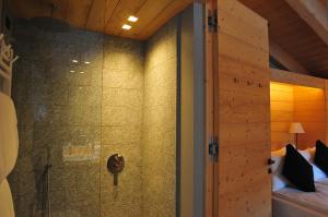 uma casa de banho com um chuveiro num quarto em Alpi & Golf Hotel em Bormio