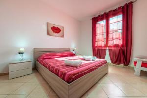 1 dormitorio con 1 cama grande y cortinas rojas en Villa Sunset, en Capitana