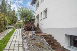 Garður fyrir utan Försterhaus Wohnung Dachgeschoss