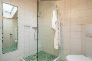 Baðherbergi á Försterhaus Wohnung Dachgeschoss