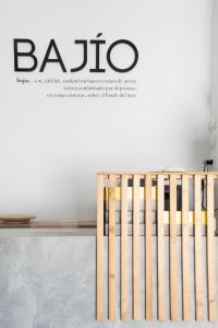 - une couverture magazine avec un lit bébé dans la chambre dans l'établissement Hostal Boutique Bajío, à El Pozo de los Frailes
