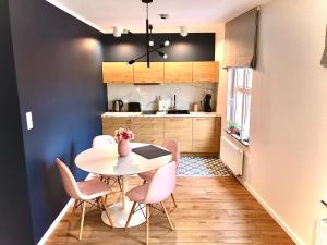 Kuchyňa alebo kuchynka v ubytovaní Apartament „Blue Forest” + 6 fotografií