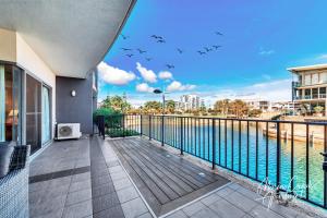 un balcón con vistas a un cuerpo de agua en Marina Canals Apartment, en Mandurah