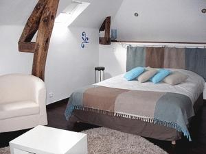 Кровать или кровати в номере Logis- Hôtel & Restaurant Le Montligeon