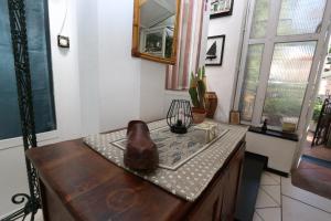 una habitación con una mesa con un zapato de bronce. en Villa Azzurra - Genova Resort Accomodations, en Génova