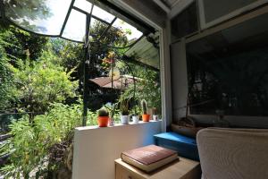 Habitación con ventana y mesa con libros. en Villa Azzurra - Genova Resort Accomodations, en Génova