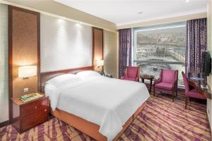 Postel nebo postele na pokoji v ubytování Al Marwa Rayhaan by Rotana - Makkah + 37 fotografií