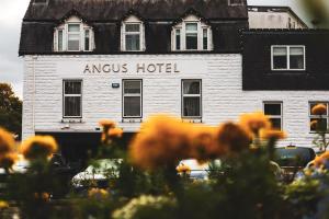 un bâtiment blanc avec les mots amex hotel dans l'établissement The Angus Hotel & Spa, à Blairgowrie