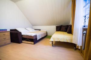 1 dormitorio con 2 camas en un ático en Avirės Namai, en Druskininkai