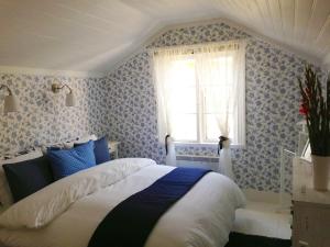 Säng eller sängar i ett rum på Johanssons Gårdshotell i Roslagen