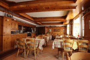 una sala da pranzo con tavoli e sedie in un ristorante di Hotel-Restaurant Zum Kirschbaum a Rottendorf
