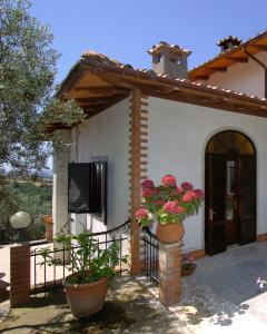 ein Haus mit Blumen auf der Vorderseite in der Unterkunft Acero Appartamenti in Manciano