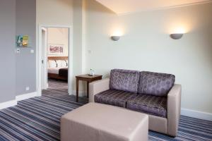 A seating area at Holiday Inn Glasgow - East Kilbride, an IHG Hotel