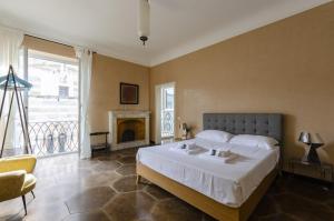 Rúm í herbergi á JOIVY Exclusive Flat for 6 near Cathedral of Genoa